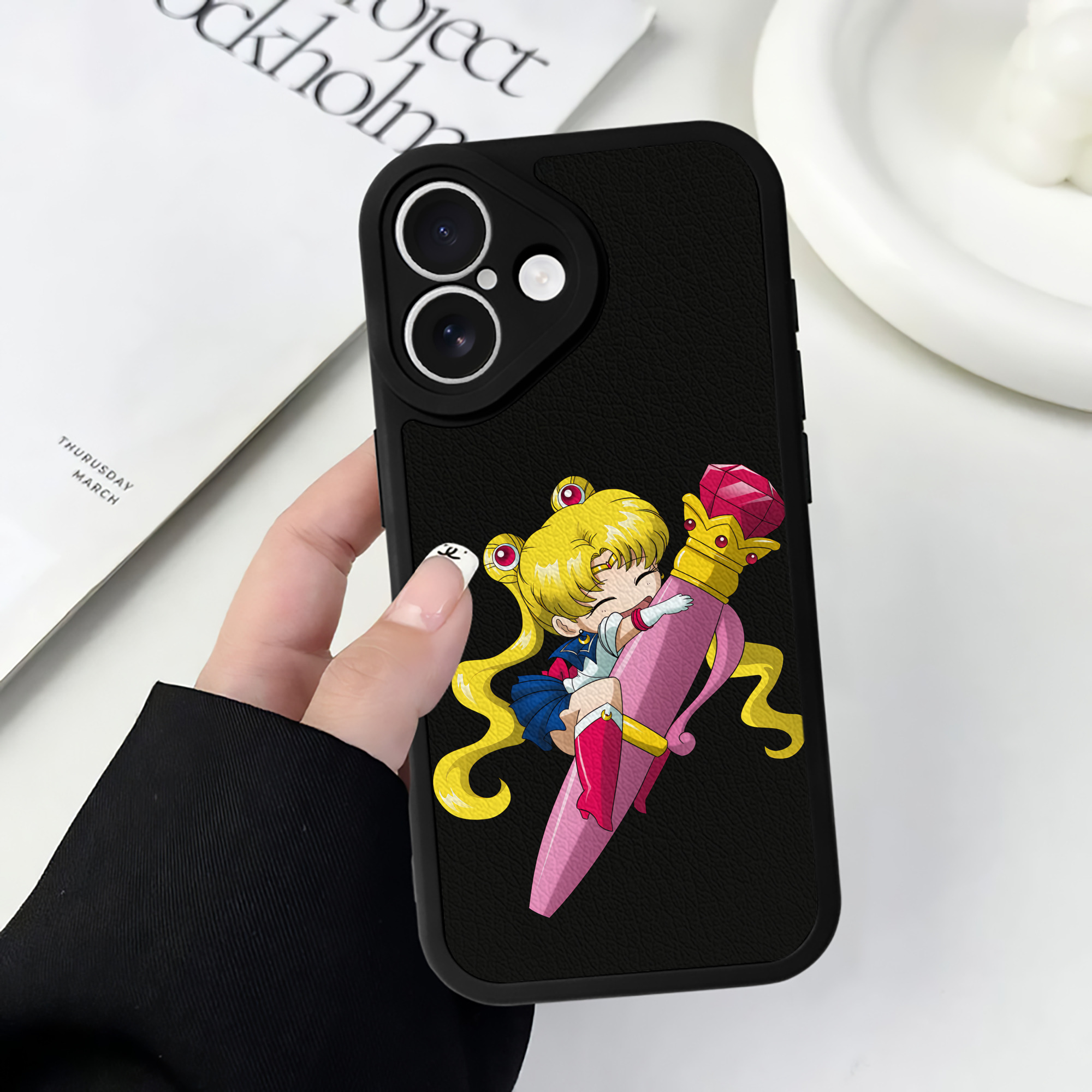 （画像用） 美少女戦士セーラームーン 月野 うさぎ つきの うさぎ Sailor Moon Tsukino Usagi 【iPhone 16シリーズ対応】シリコンスマホケース（レザー調） 材質：シリコン